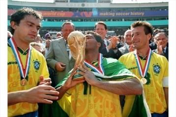 Romário erguendo a taça na Copa do mundo dos Estados Unidos