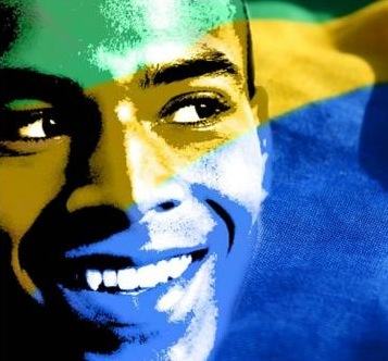 Racismo no Brasil: um negro e a bandeira brasileira ao fundo.