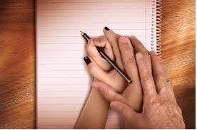 Várias mãos ajudando a escrever - sociologia da educação