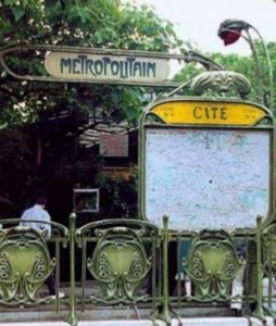 Entrada de um metrô em Paris.