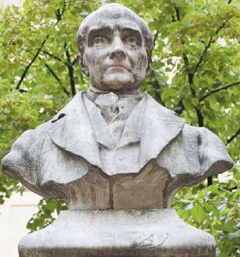 Estátua com o busto de Auguste Comte