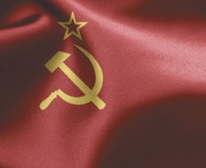 A bandeira da URSS apresenta uma foice e um martelo cruzados com uma estrela em cima sob um fundo vermelho.