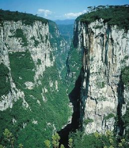 Como ocorre a erosão fluvial.