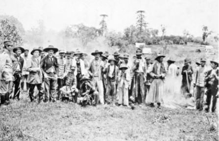 Foto em preto e branco mostrando vários combatentes na Guerra do Contestado.