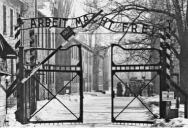 Foto da entrada de um campo de concentração nazista.