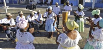 Pessoas dançando samba de roda.