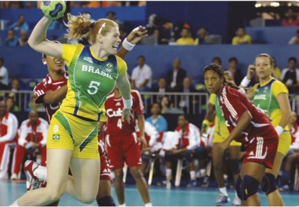 Jogadora da seleção brasileira preparando-se para arremessar uma bola.