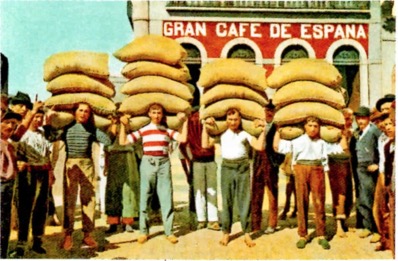 Imigrantes carregando sacas de café.