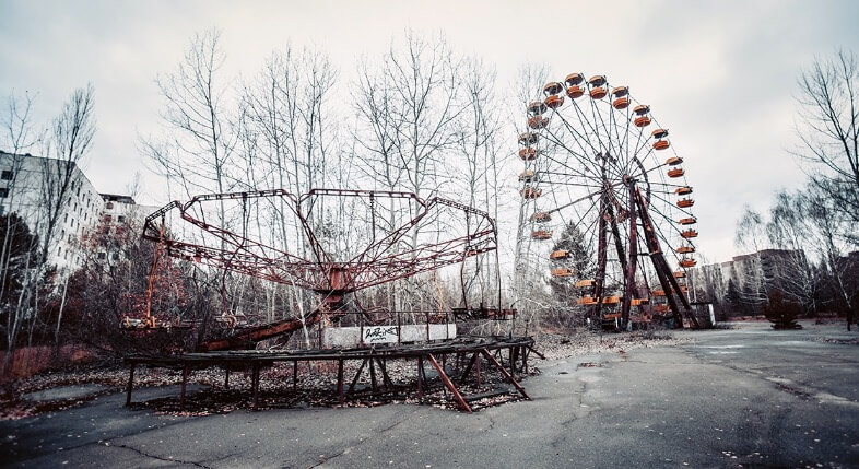 Foto mostrando o parque abandonado, com a roda-gigante em destaque.