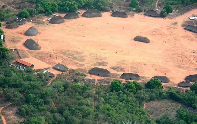 Fotografia de uma aldeia indígena.