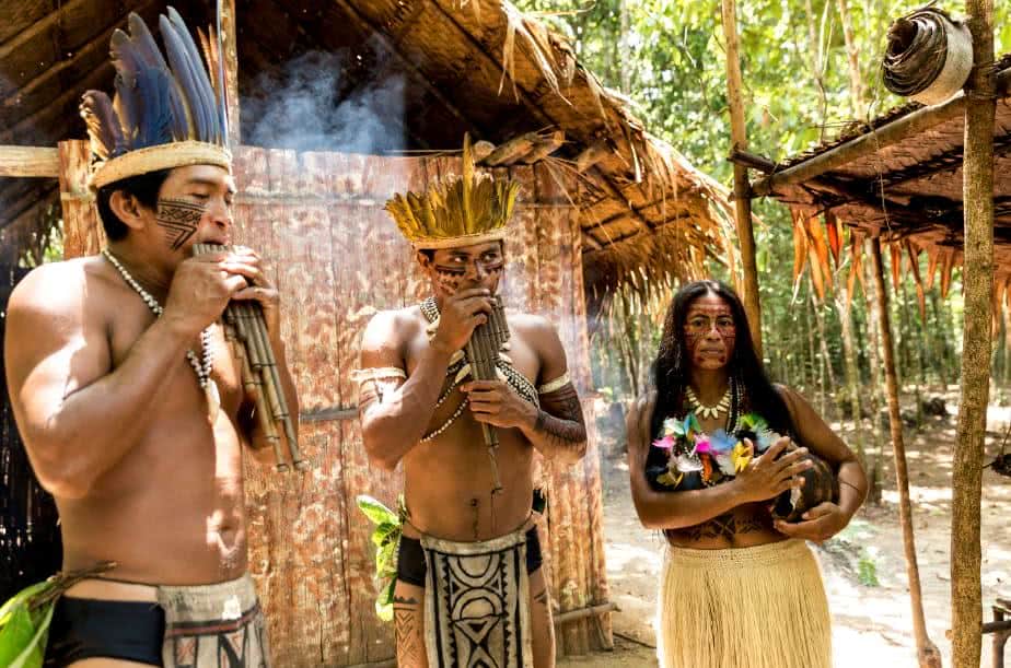 Índios fotografados em uma tribo.