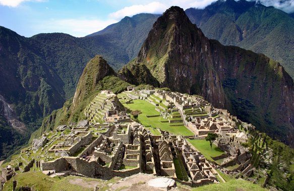 foto da cidade inca rodeada por morros.