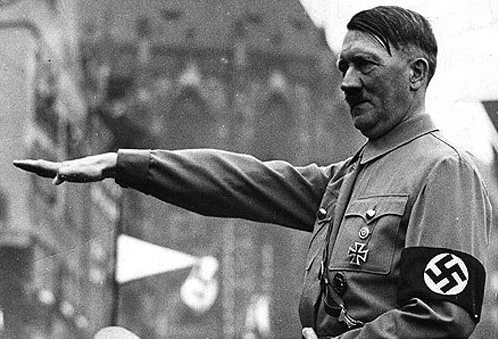 Adolf Hitler prestando continência.