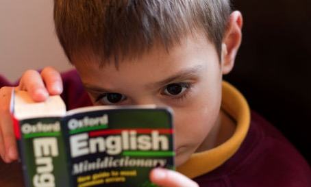 Menino lendo em inglês