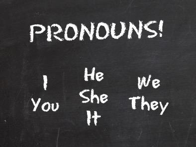 Pronomes do inglês escritos em uma lousa