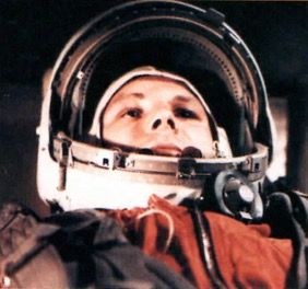 Foto de Yuri Garin vestido de astronauta.