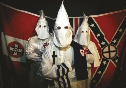 Membros da organização racista Ku-Klux-Klan.