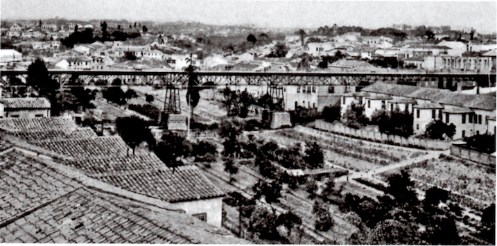 Foto em preto e branco após a inauguração do viaduto do chá.