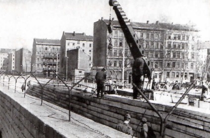 Foto de um guindaste ajudando na construção do muro.