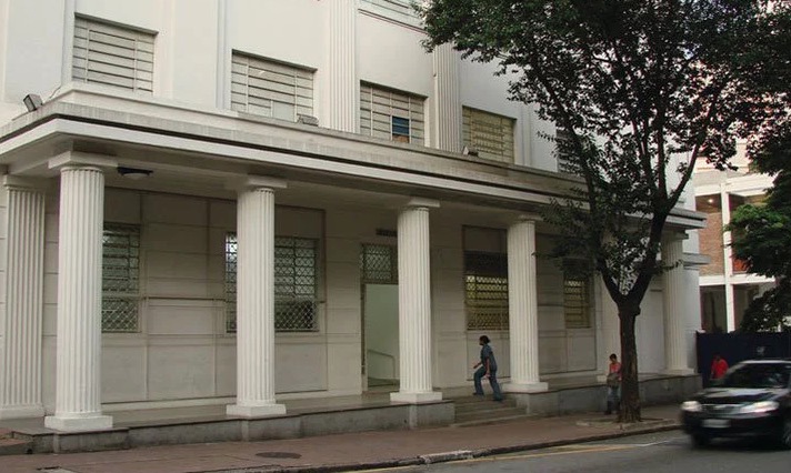 Fechada do prédio da USP.