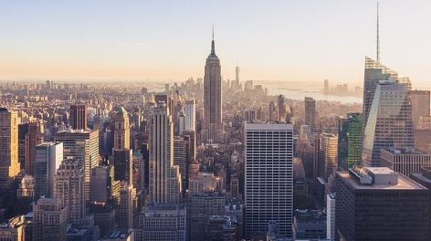 Foto do centro da cidade de Nova Iorque e seus grandes arranha-céus.