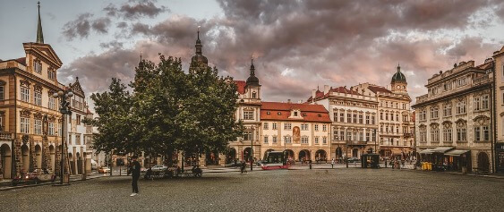 Fotografia de uma praça central de praga e seus prédios históricos ao redor.