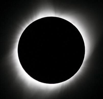 Foto onde a lua está encobrindo totalmente o sol.