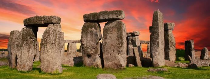 Foto das pedras de Stonehenge ao por do sol.