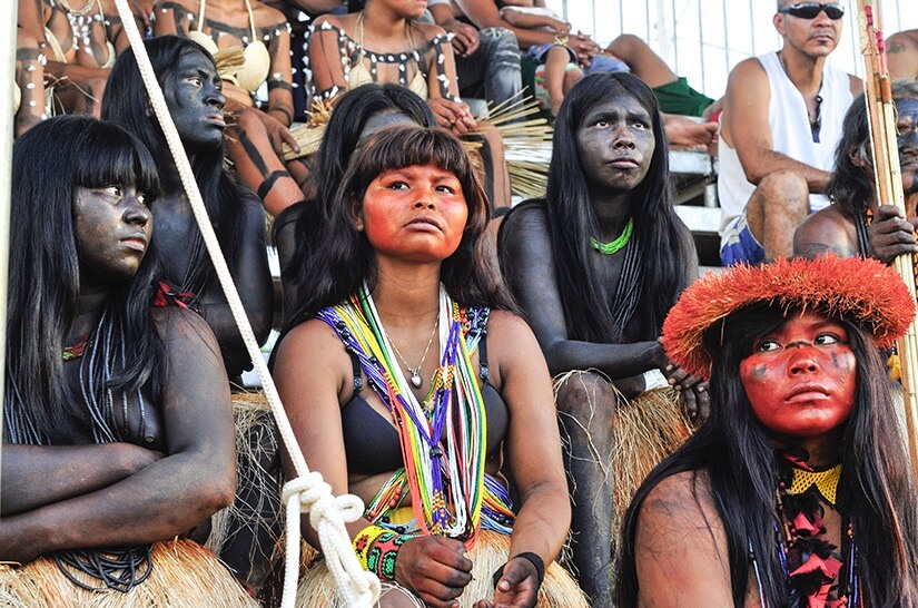 Foto com vários índios de diferentes etnias.