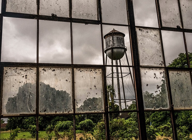 Foto tirada em uma fábrica abandonada na Fordlândia.