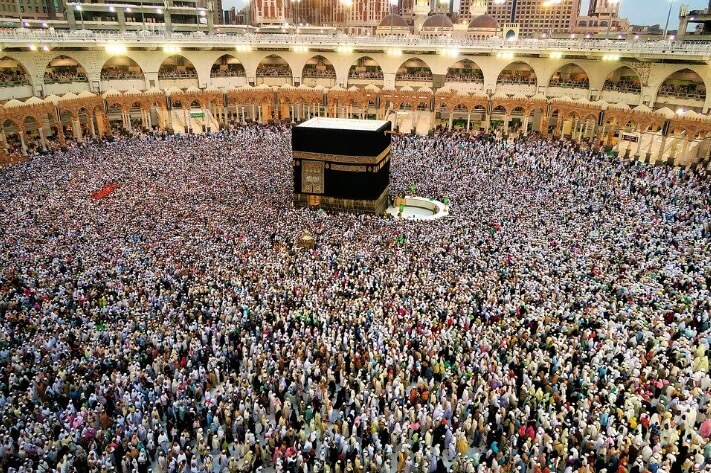 Foto de uma multidão em Meca dando voltas na Kaaba.