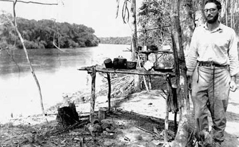 Fotografia de Lévi-Strauss feita na Amazônia.