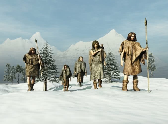 Homens da Era do Gelo caminhando sobre a neve.