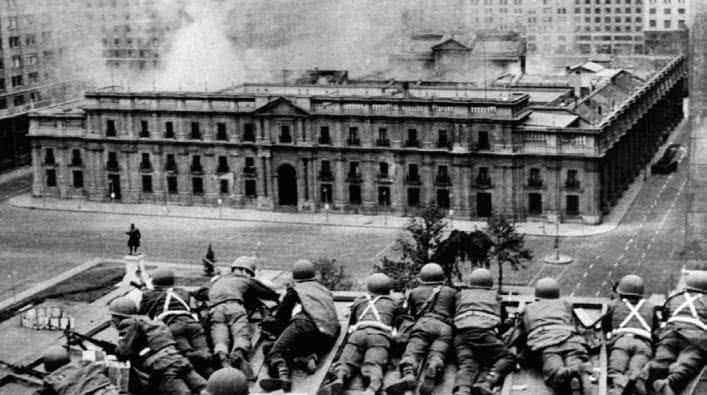 Foto em preto e branco do ataque ao palácio.