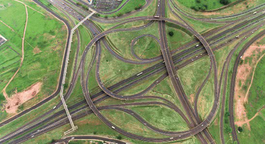 Foto aérea de várias rodovias.