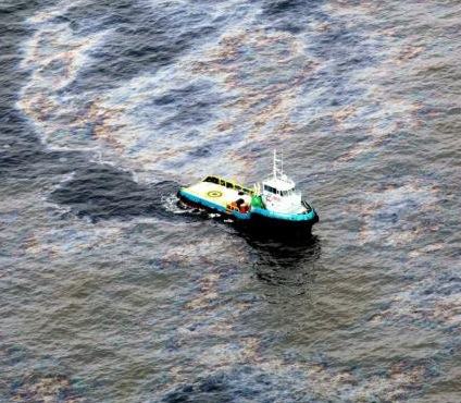 Derrame de petróleo causa impacto ambiental no mar do Rio de Janeiro