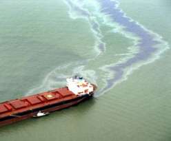 Navio derrubando petróleo na água